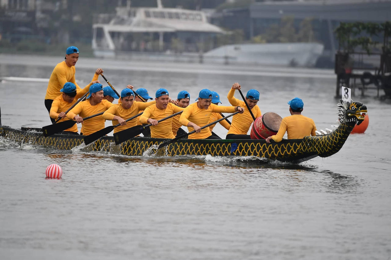 Sôi động lễ hội bơi chải thuyền rồng trên hồ Tây